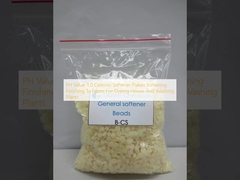 Valeur de pH 3,0 Démolisseur cationique Flocons Démolissage de finition de tissu Pour la teinture de la maison et des usines de lavage